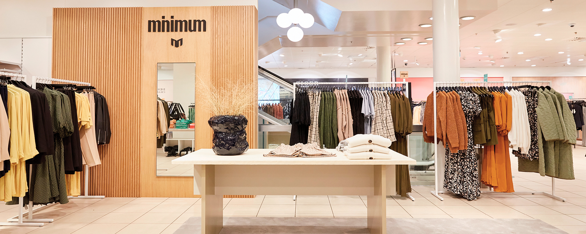 minimum: shop-in-shop display for clothing